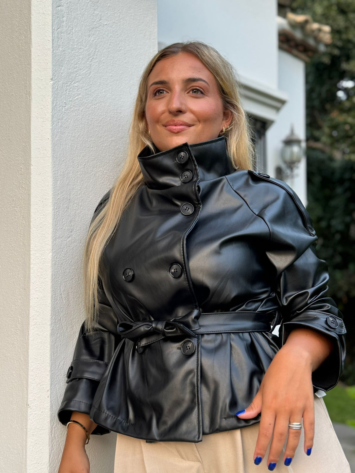 Gabardina corta polipiel