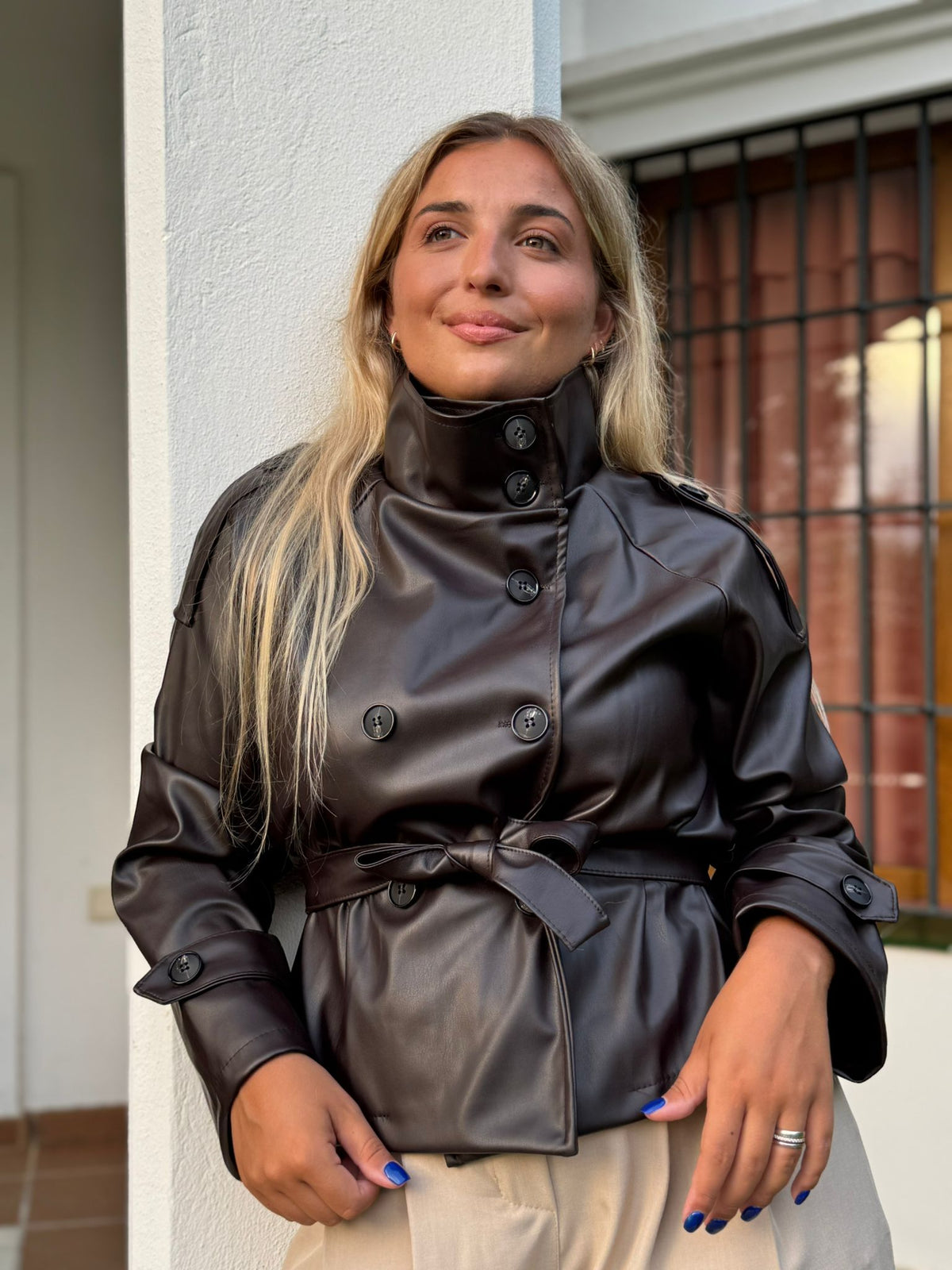 Gabardina corta polipiel